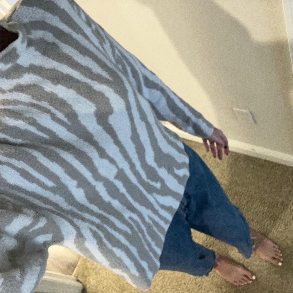 Stylish Zebra Pattern Sweater
Fleece - Picture 3 of 3